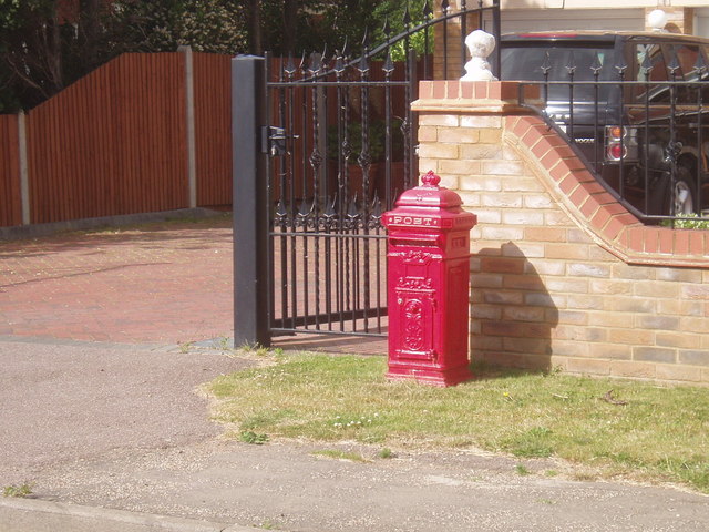 Soubor:Interesting mailbox... - geograph.org.uk - 190297.jpg