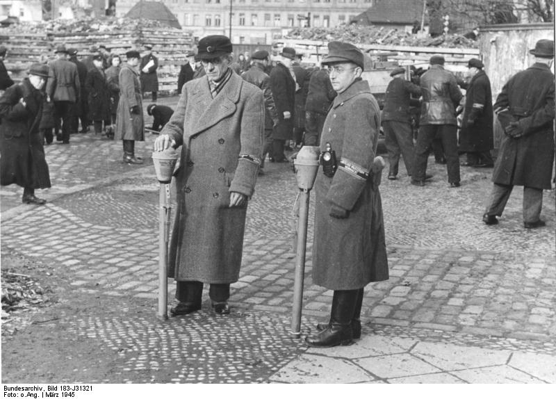 Soubor:Bundesarchiv Bild 183-J31321, Berlin, Bau einer Panzersperre.jpg