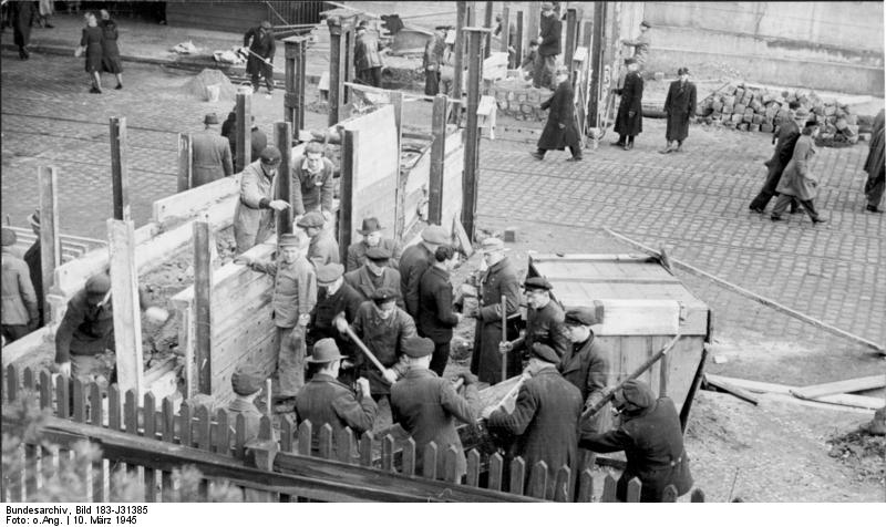 Soubor:Bundesarchiv Bild 183-J31385, Berlin, Bau einer Panzersperre.jpg