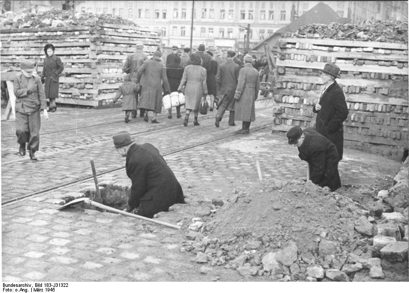 Soubor:Bundesarchiv Bild 183-J31322, Berlin, Bau einer Panzersperre.jpg