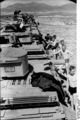Bundesarchiv Bild 101I-175-1266-14A, Griechenland, Soldaten in Badehosen, Panzer IV.jpg