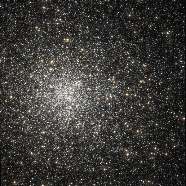 Soubor:Messier 62 Hubble WikiSky.jpg