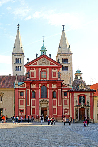 Zámecký areál Ctěnice spadá do katastrálního území Vinoř a je součástí Prahy 9.