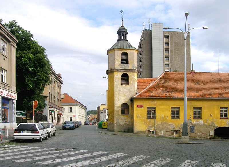 Soubor:Dominician yard, Prague Braník.jpg