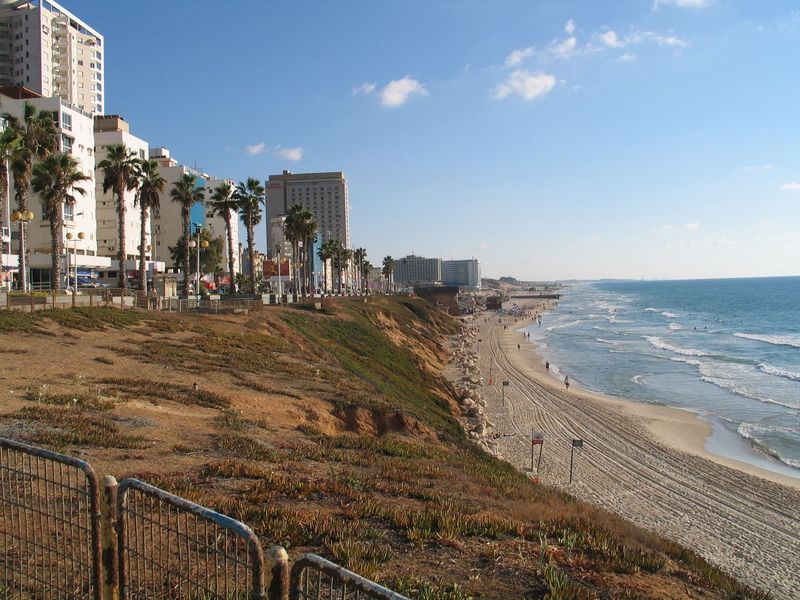 Soubor:Bat-Yam-beach-south-1.jpg