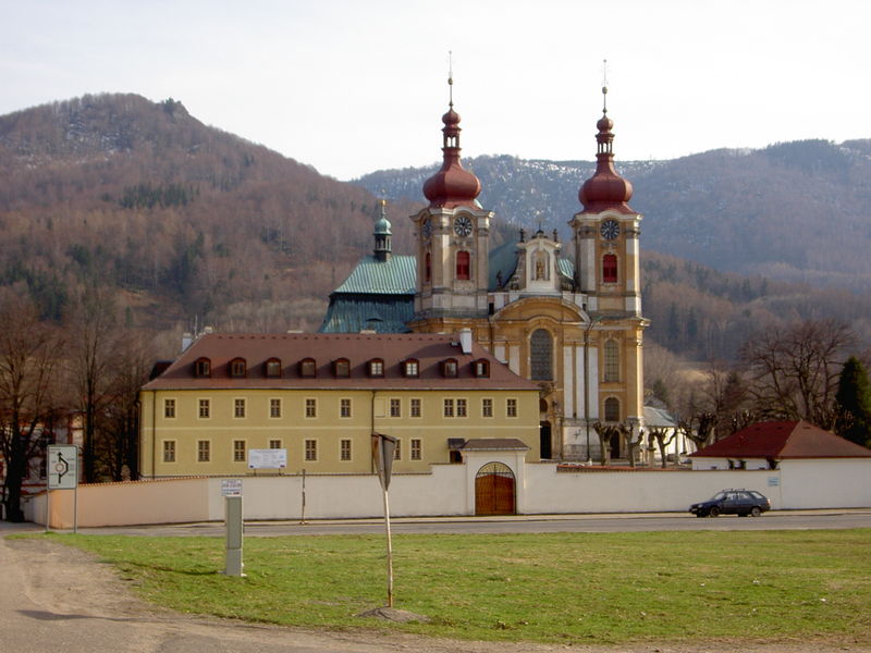 Soubor:Hejnice-church and monastery.JPG