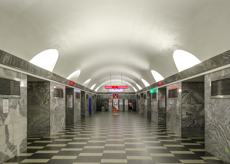 Soubor:Metro SPB Line1 Chernyshevskaya.jpg