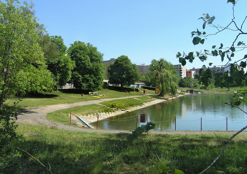 Soubor:Prague Lhotka Swimming.jpg