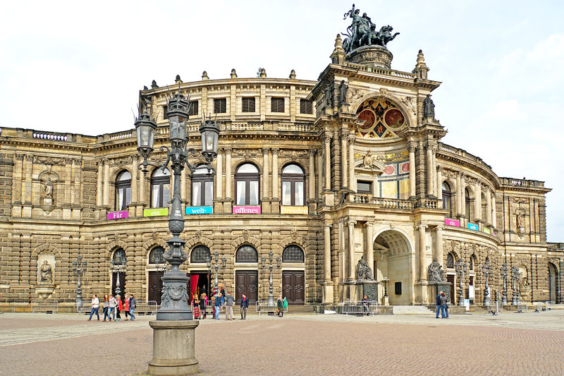 Soubor:Germany-04144-Semperoper-DJFlickr.jpg