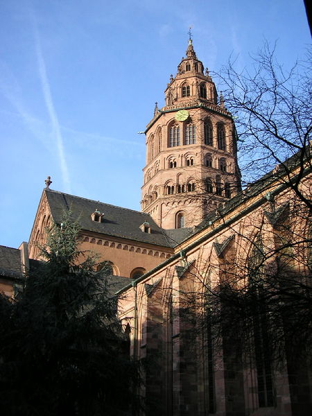 Soubor:Mainzer Dom vom Kreuzgang.jpg