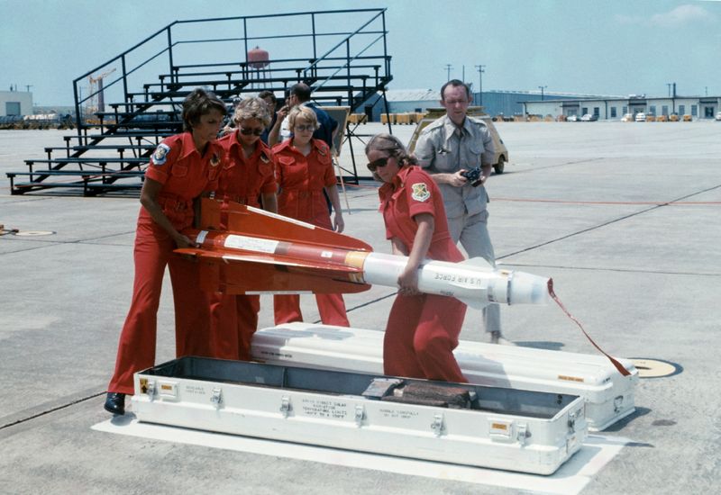 Soubor:North Dakota ANG female weapons handlers with AIM-4C 1972.jpg
