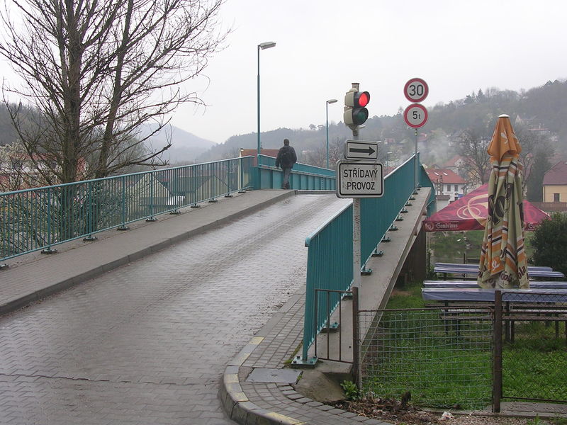 Soubor:Srbsko, lávka, pravé předmostí.jpg