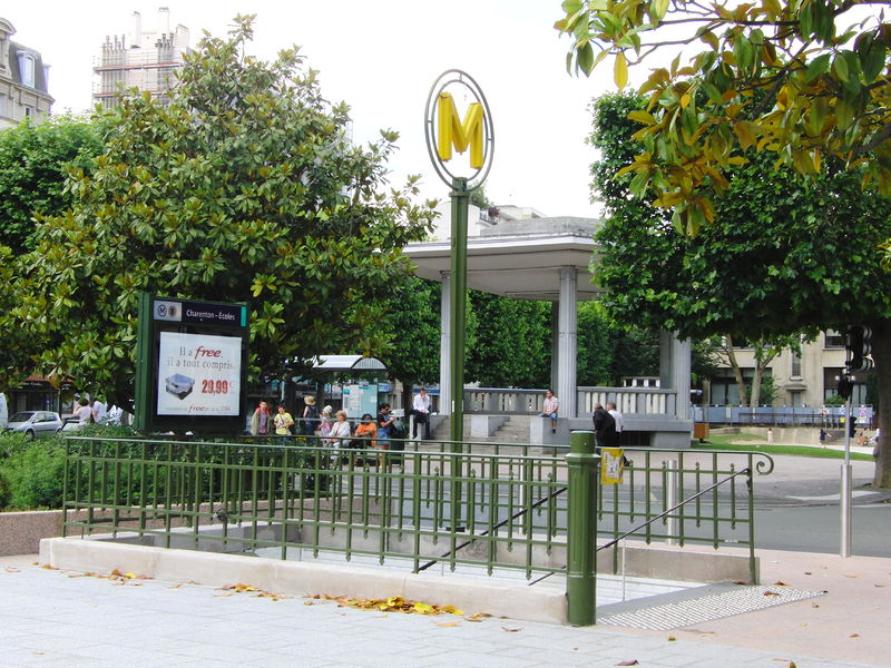 Soubor:Charenton-ecoles metro eglise.JPG