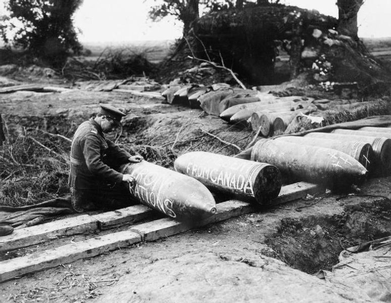 Soubor:15inchHowitzerShellsfromCanadaSeptember1916.jpg