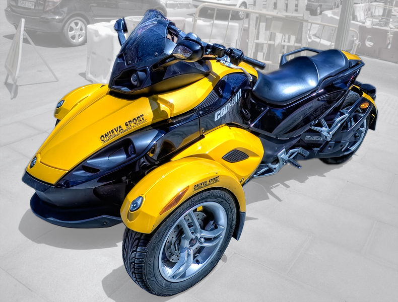 Soubor:Can-Am Spyder Madrid HDR.jpg