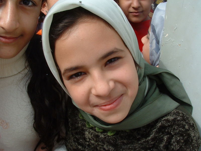 Soubor:Iraqi girl smiles.jpg