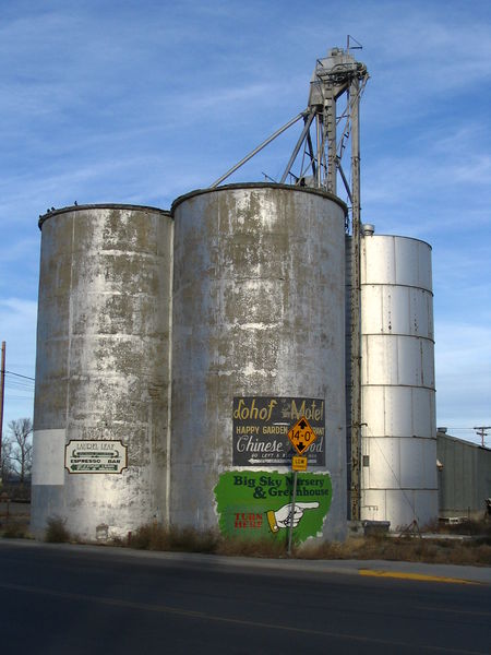 Soubor:Laurel entrance silos.jpg