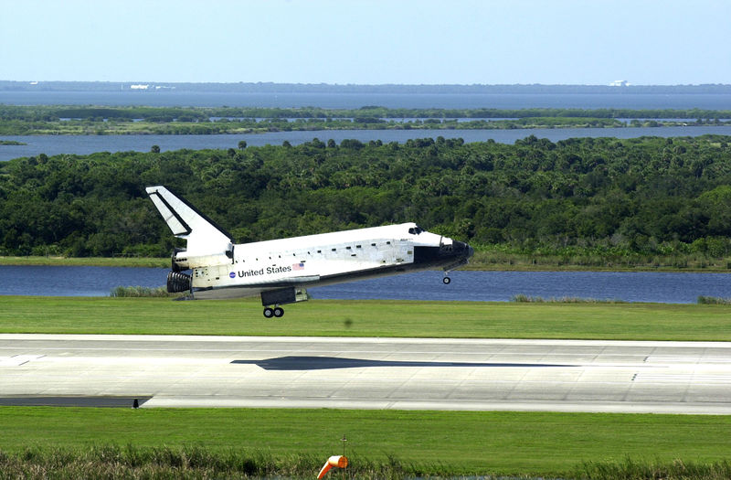 Soubor:Atlantis STS-112 landing.jpg