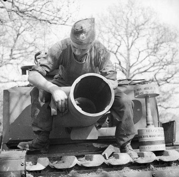 Soubor:290mm Petard with ammunition.jpg