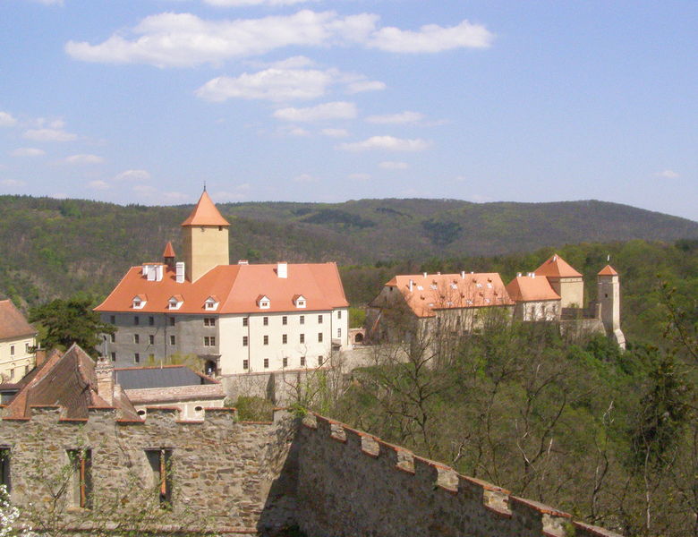 Soubor:Hrad Veveří, z předhradí.jpg