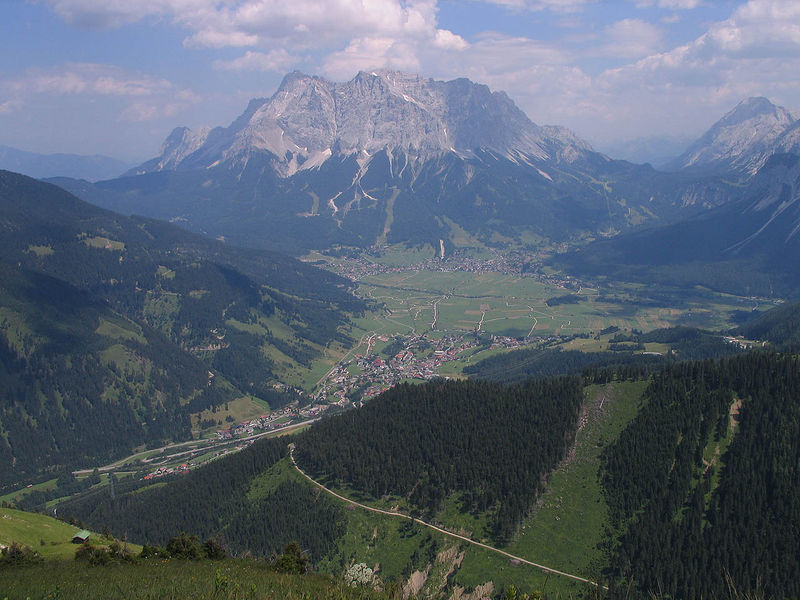 Soubor:Zugspitze Ehrwalder Becken HQ.jpg