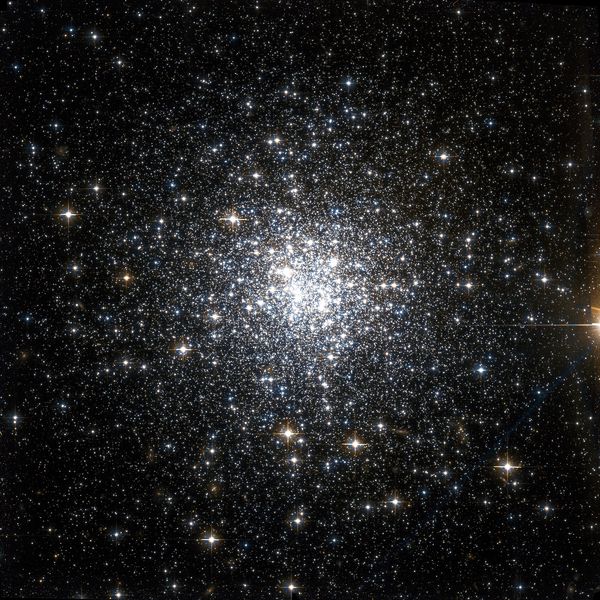 Soubor:NGC 6934 Hubble WikiSky.jpg