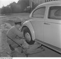 Bundesarchiv B 145 Bild-F012292-0009, Reifenwechsel an einem VW Käfer.jpg