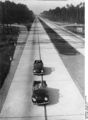 Bundesarchiv Bild 146-1979-025-30A, Reichsautobahn mit zwei KdF-Wagen.jpg