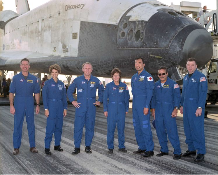 Soubor:STS-114 crew after landing.jpg