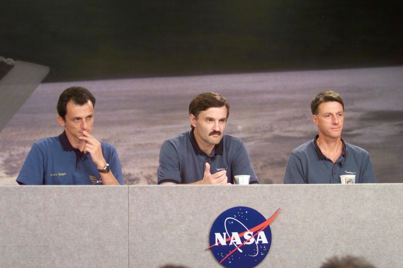 Soubor:Soyuz TMA-3 Crew.jpeg