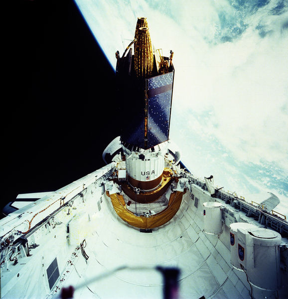 Soubor:TDRS-E deployment from STS-43.jpg