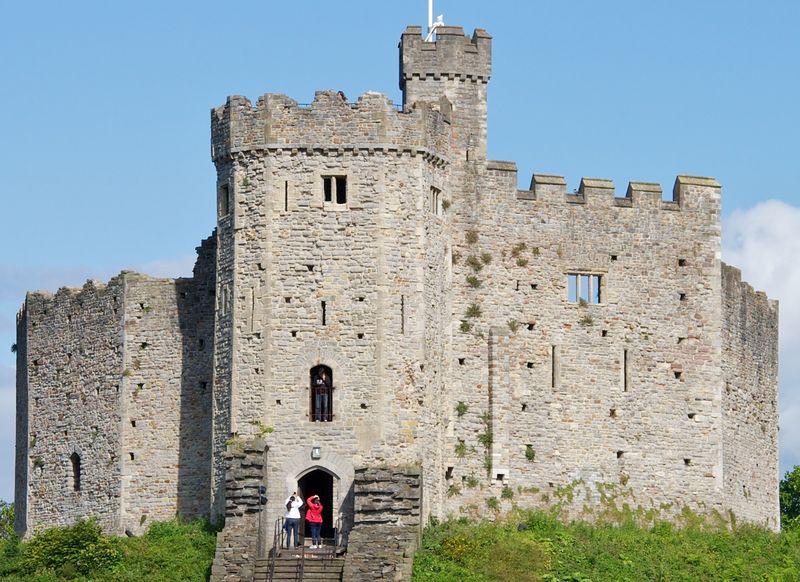 Soubor:Cardiff Castle (15803341639) (cropped).jpg