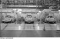 Bundesarchiv B 145 Bild-F038790-0036A, Wolfsburg, VW Autowerk, Käfer.jpg