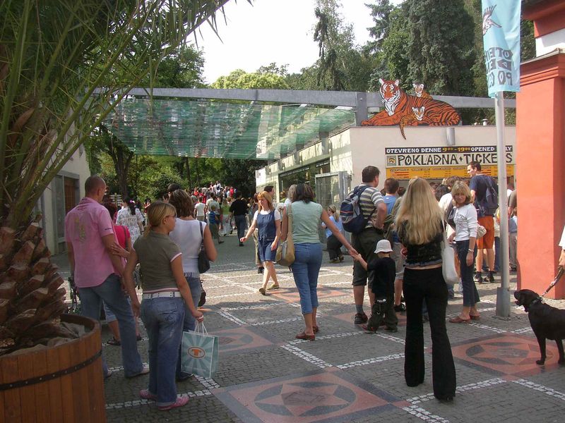 Soubor:Prague Zoo main entrance.JPG