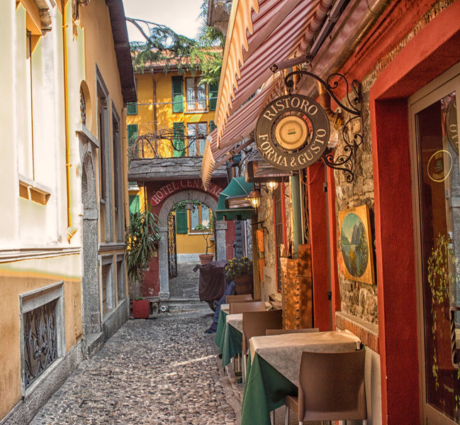 Soubor:Cobbled Street, Bellagio-Flickr.jpg