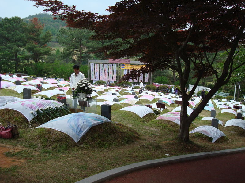 Soubor:Mangwol-dong-cemetery.JPG