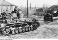 Bundesarchiv Bild 101III-Zschaeckel-189-13, Russland, Charkow, Waffen-SS mit Panzer IV.jpg