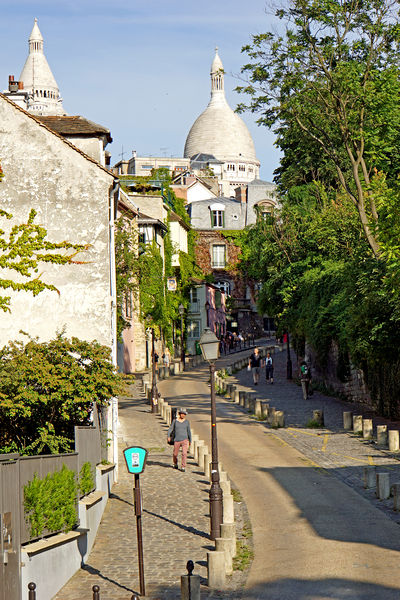 Soubor:France-000461-Montmartre Street-DJFlickr.jpg