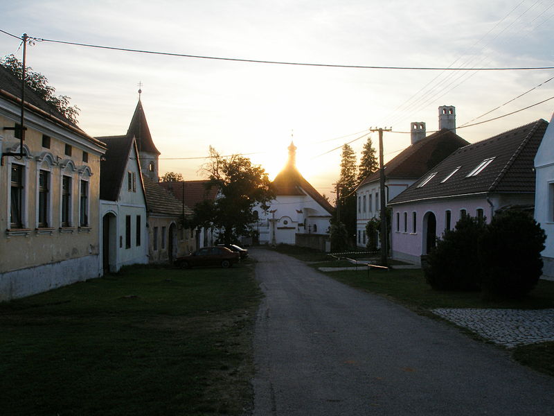 Soubor:Neustift-JH-2008-09-03-PohledKeKosteluOdVychodu.JPG