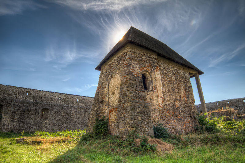 Soubor:Sun behind the Monastery-theodevil.jpg