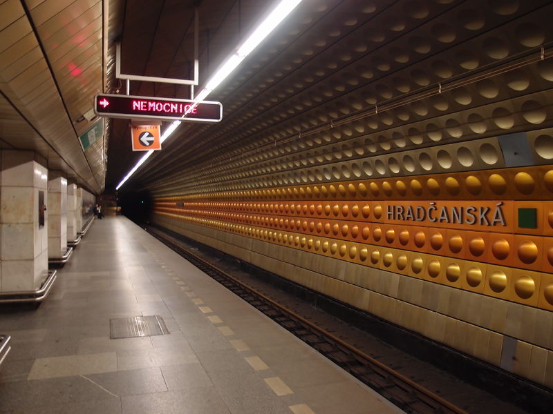 Soubor:Hradcanska metro station 2018Z03.JPG