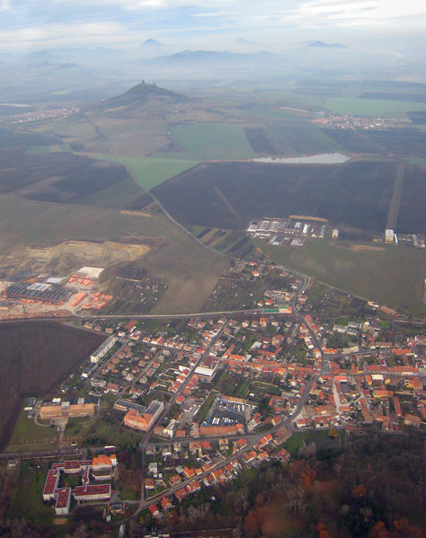 Soubor:Libochovice a Hazmburk.jpg