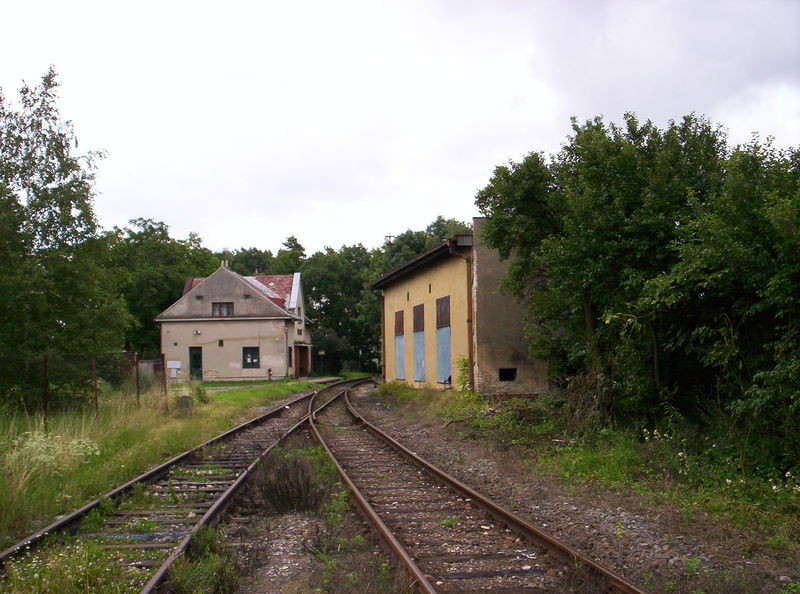 Soubor:Mochov railway station.JPG