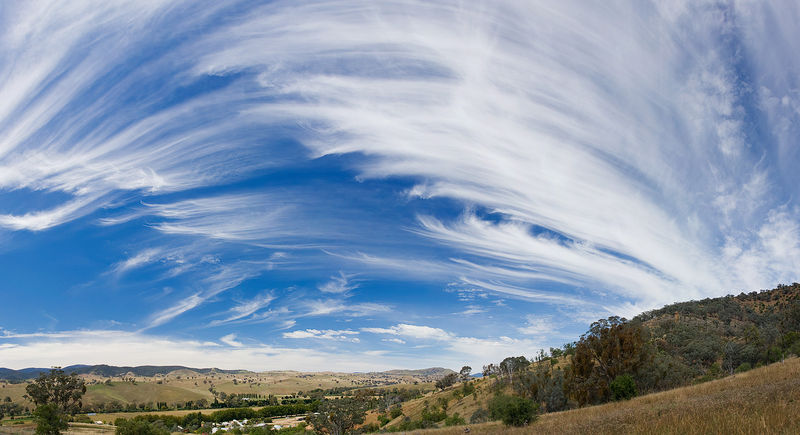 Soubor:Cirrus sky panorama.jpg