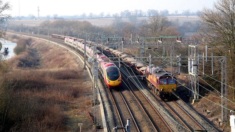 Soubor:Pendolino and Freight train.jpg