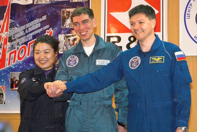 Soubor:Soyuz TMA-12 Crew.jpg