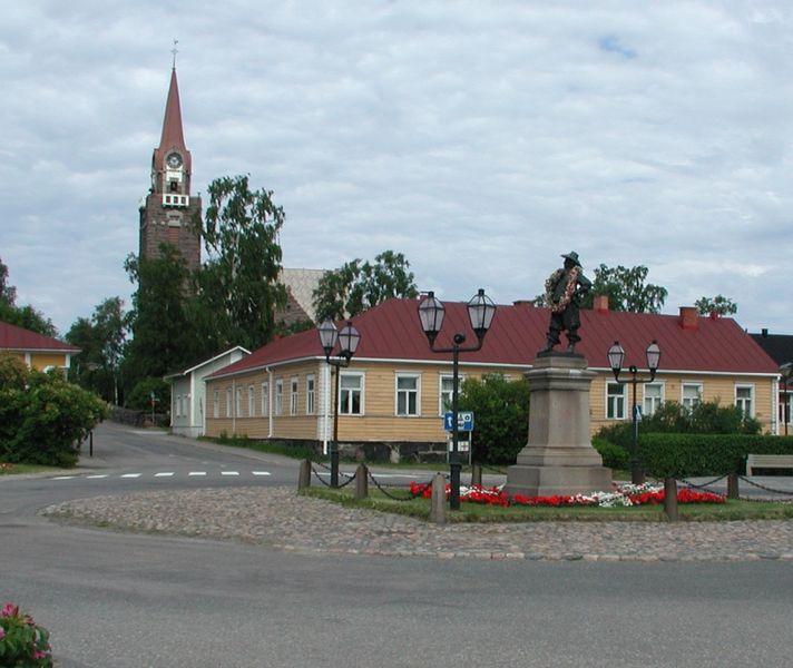 Soubor:Raahe church and statue.jpg