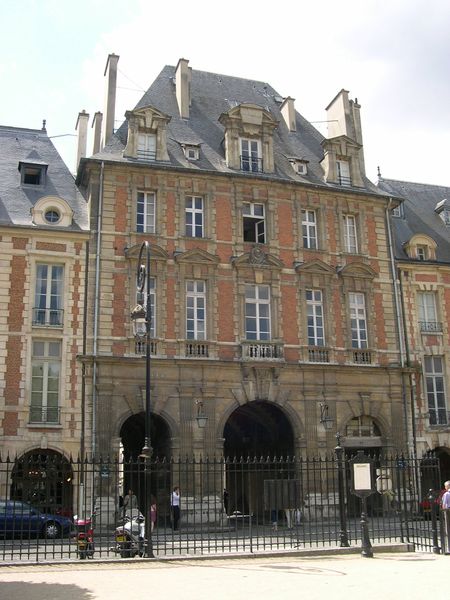 Soubor:Paris PlaceDesVosges Sud PavillonDuRoi.JPG