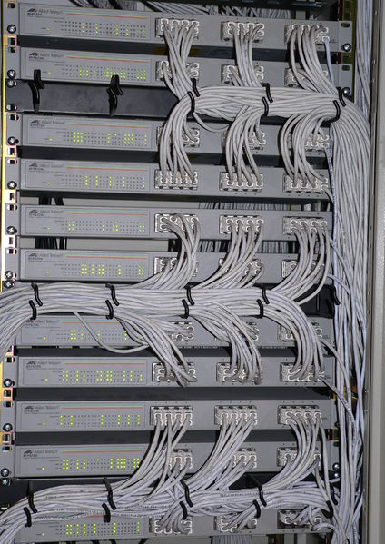 Soubor:Switches in rack.jpg