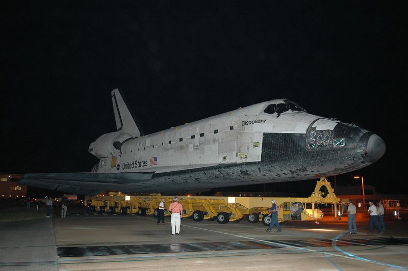 Soubor:STS-116 Rollover.jpg